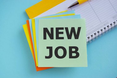 Çıkartma notu, iş konsepti, mavi arkaplan üzerine yazılmış yeni görev metni.