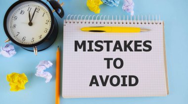 Kağıt saat kalemi ve buruşturulmuş kağıt sayfası ile kaçınmak için metin hataları içeren bir not defteri. Konsept fotoğraf olarak kullanılabilir.