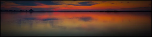 Panorama při západu slunce jezero — Stock fotografie