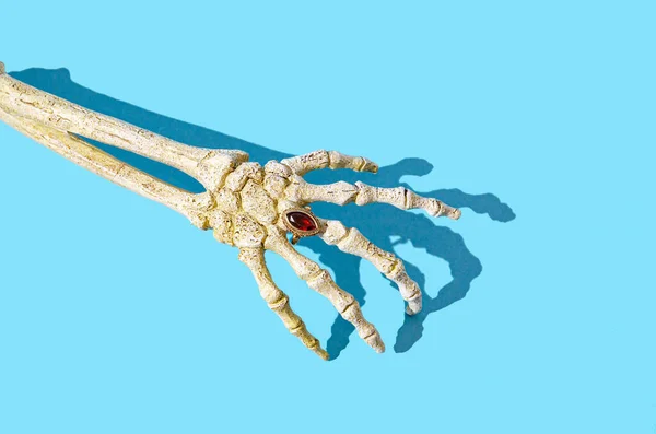 Uma Mão Esqueleto Com Belo Anel Dourado Uma Pedra Rubi — Fotografia de Stock