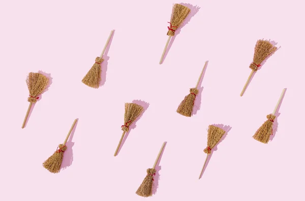 Tíz Seprű Szépen Illeszkedik Pasztell Rózsaszín Hátteréhez Lapos Fekvés Tapéta — Stock Fotó
