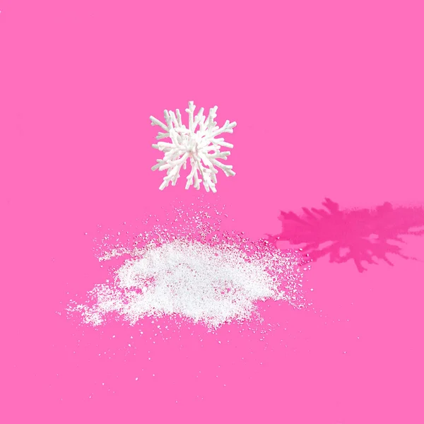 Velká Sněhová Vločka Padající Hromadě Sněhu Jasně Růžovém Pozadí Surrealistické — Stock fotografie