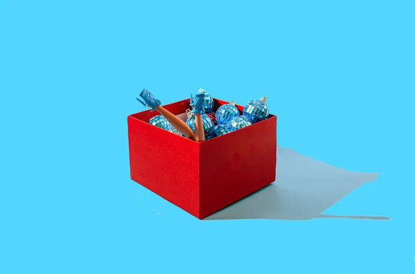 Ένα Κόκκινο Κουτί Γεμάτο Γυαλιστερές Μπλε Μπάλες Ντίσκο Και Δύο — Φωτογραφία Αρχείου