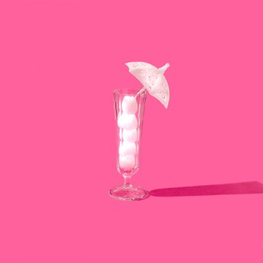 Pembe arka planda kırmızı çerçeveli bir kartopu. Gerçeküstü kış sezonu yaratıcı konsepti. Parlak neon renkli sanatsal tasarım.