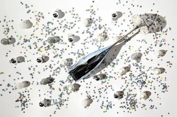 Bílé Víno Nebo Sklenice Šampaňského Bílém Pozadí Malými Bílými Stříbrnými — Stock fotografie