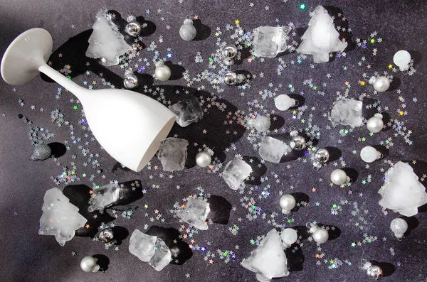 Gümüş Beyaz Noel Topları Buz Küpleri Yıldız Şeklinde Parlak Gümüş — Stok fotoğraf