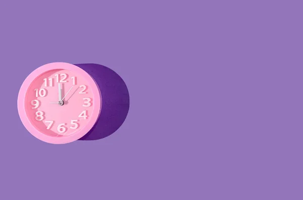 Eine Pinkfarbene Uhr Zeigt Mitternacht Auf Violettem Hintergrund Minimales Konzept — Stockfoto