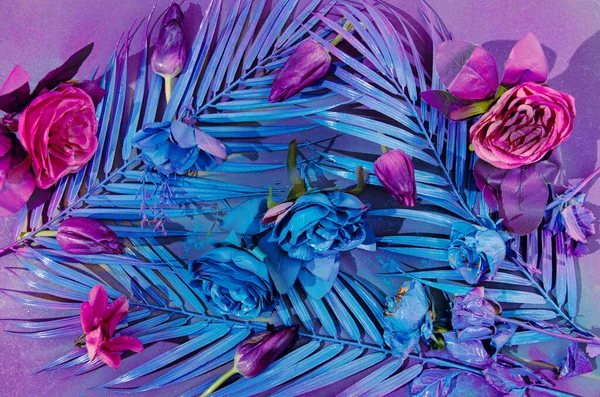 Tło Lub Tapeta Wykonana Niebieskich Liści Palmy Różowych Fioletowych Kwiatów — Zdjęcie stockowe