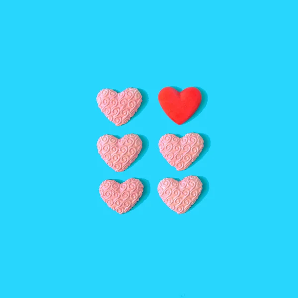 Five Pastel Pink Hearts One Red Neatly Aligned Bright Blue — Fotografia de Stock