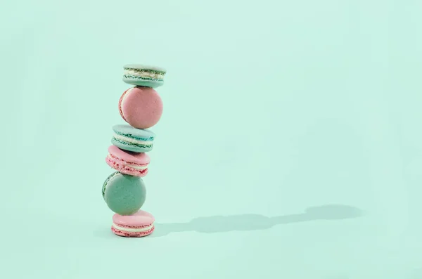 Πράσινα Και Ροζ Γαλλικά Μπισκότα Μακάρων Παρατάσσονται Ένα Πάνω Στο — Φωτογραφία Αρχείου