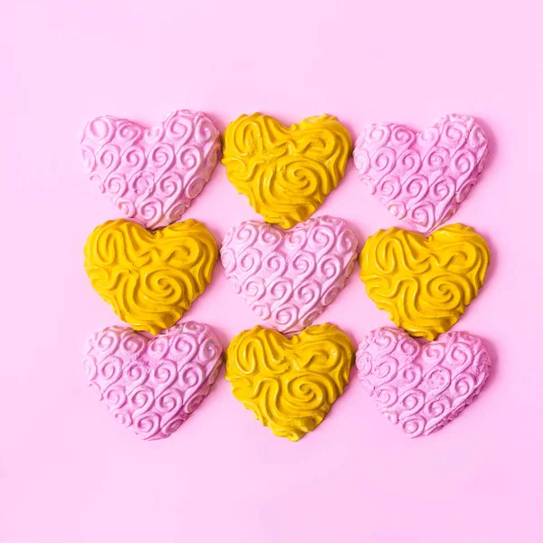 Quatro Corações Amarelos Cinco Cor Rosa Dispostos Quadrado Fundo Rosa — Fotografia de Stock