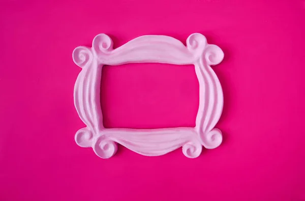 Elegantní Retro Pastelově Růžový Rám Proti Purpurovému Pozadí Minimální Kreativní — Stock fotografie