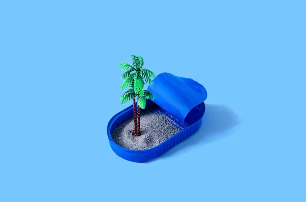Een Palmboom Zand Een Donkerblauw Blik Tegen Pastelblauwe Achtergrond Minimaal — Stockfoto