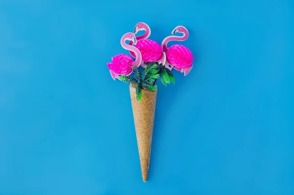 Dondurma külahı, üç flamingo ve mavi arka planda palmiye ağaçları. Yaz tatili pankartı için yaratıcı bir kavram. Yaz sezonu reklam fikri