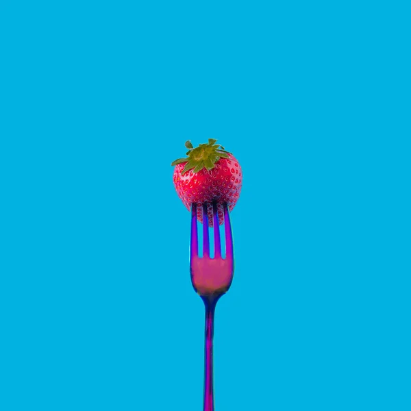 Een Frisse Biologische Aardbei Een Neon Gekleurde Flitsende Vork Tegen — Stockfoto