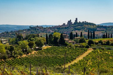 San Gimignano 'nun küçük ortaçağ kasabası Francigena, Toskana üzerinden ufuk çizgisi.