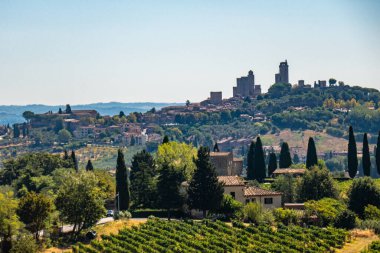 San Gimignano 'nun küçük ortaçağ kasabası Francigena, Toskana üzerinden ufuk çizgisi.