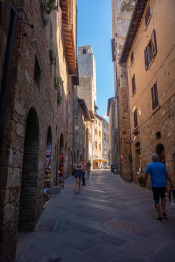 Küçük ortaçağ şehri San Gimignano, Toskana 'nın ana caddesi.