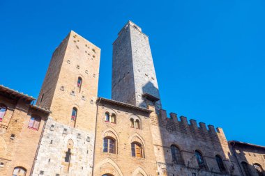 Küçük ortaçağ kasabası San Gimignano, Toskana 'nın ana meydanındaki eski binalar.