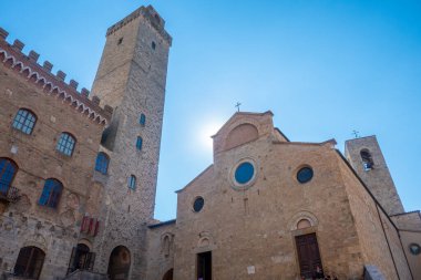 Küçük ortaçağ kasabası San Gimignano, Toskana 'nın ana meydanındaki eski binalar.