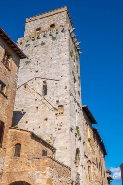 Küçük ortaçağ kasabası San Gimignano, Toskana 'nın ana meydanındaki eski binalar.