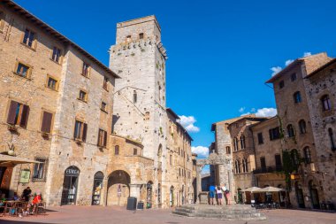 Küçük ortaçağ kasabası San Gimignano, Toskana 'nın ana meydanındaki eski binalar.