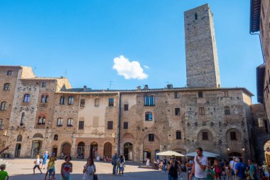 Küçük ortaçağ kasabası San Gimignano, Toskana 'nın ana meydanındaki eski binalar.