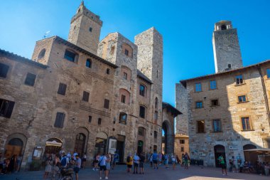 Küçük ortaçağ kasabası San Gimignano, Toskana 'nın ana meydanındaki eski binalar.