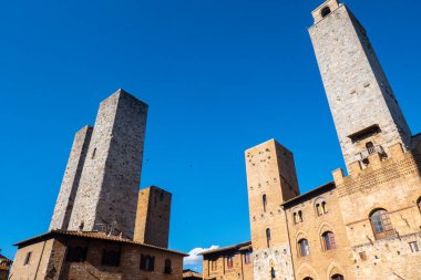 Küçük ortaçağ kasabası San Gimignano, Toskana 'nın ana meydanındaki eski binalar.