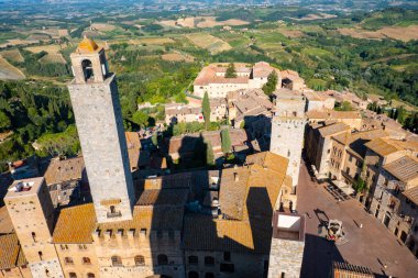 Küçük ortaçağ kasabası San Gimignano ana antik kule Tuscany 'nin tepesinden görüldü.