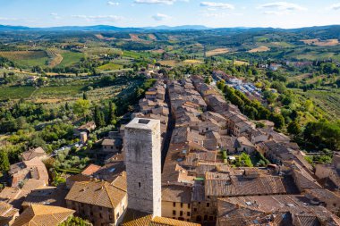 Küçük ortaçağ kasabası San Gimignano ana antik kule Tuscany 'nin tepesinden görüldü.