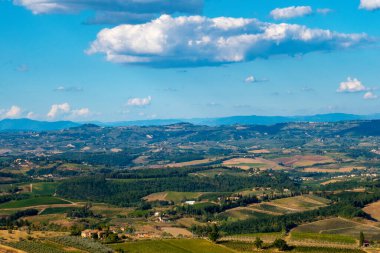Küçük ortaçağ kasabası San Gimignano, Toskana 'nın ana kulesinin tepesinden manzara.