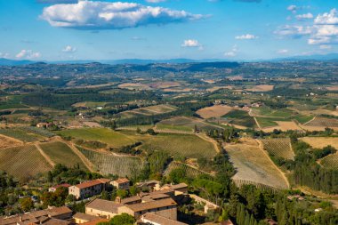 Küçük ortaçağ kasabası San Gimignano, Toskana 'nın ana kulesinin tepesinden manzara.