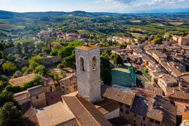 Küçük ortaçağ kasabası San Gimignano ana antik kule Tuscany 'nin tepesinden görüldü.