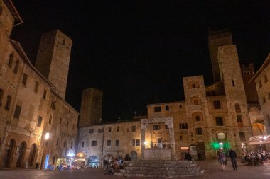 Geceleri San Gimignano, Toskana 'nın ana meydanındaki antik binalar.