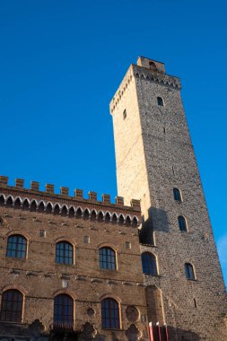 Küçük ortaçağ kasabası San Gimignano, Toskana 'nın ana meydanındaki eski binalar.