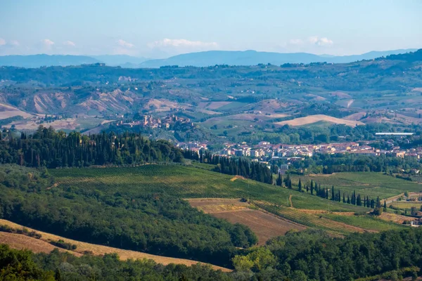 Francigena, Toskana, üzüm bağları ve zeytin ağaçları boyunca manzara