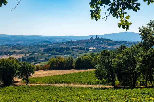 San Gimignano 'nun küçük ortaçağ kasabası Francigena, Toskana üzerinden ufuk çizgisi.