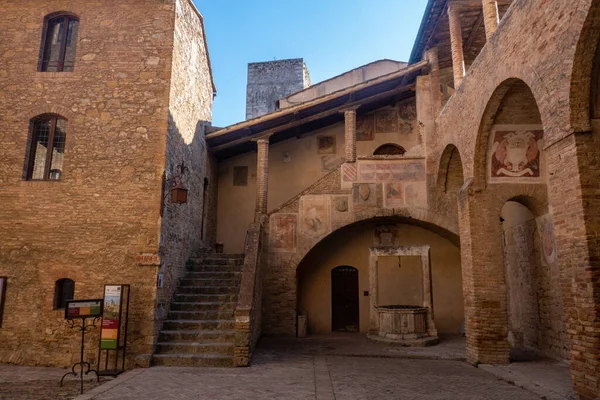 Nádvoří Hlavní Věže Malého Středověkého Městečka San Gimignano Toskánsku — Stock fotografie