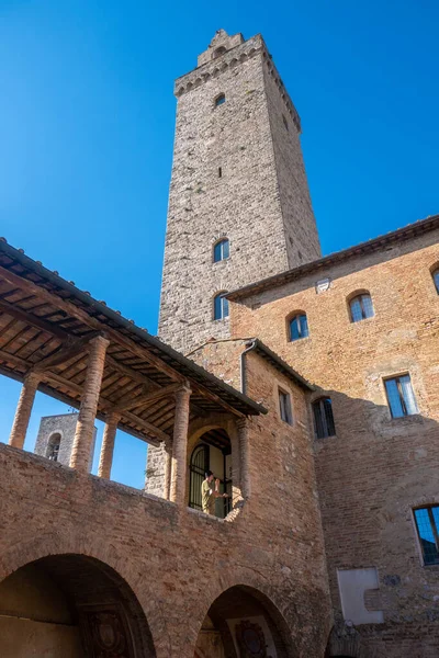 Nádvoří Hlavní Věže Malého Středověkého Městečka San Gimignano Toskánsku — Stock fotografie
