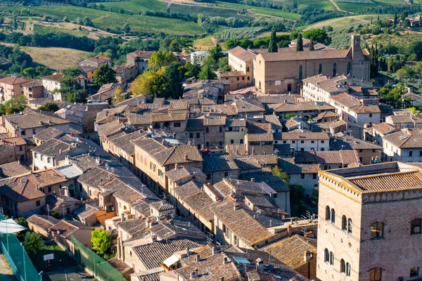 Küçük ortaçağ kasabası San Gimignano ana antik kule Tuscany 'nin tepesinden görüldü.