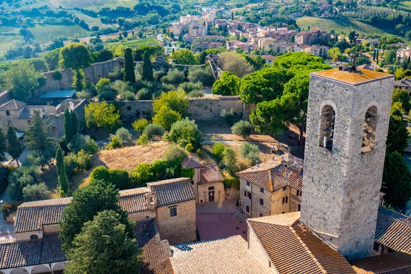 Küçük ortaçağ kasabası San Gimignano ana antik kule Tuscany 'nin tepesinden görüldü.