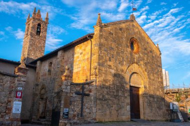 Küçük ortaçağ kasabası Monteriggioni, Toskana 'daki binalar.