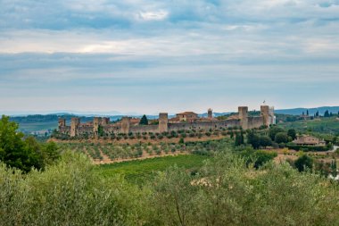 Küçük bir ortaçağ kasabası olan Monteriggioni, güneşli bir yaz gününde Francigena yolundan gökyüzüne yükselir.