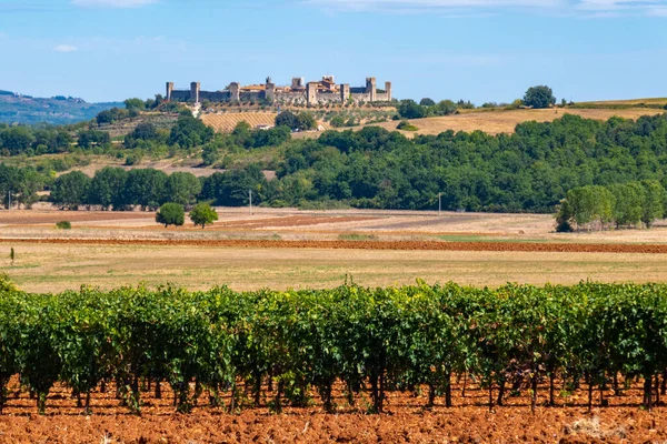 Küçük bir ortaçağ kasabası olan Monteriggioni, güneşli bir yaz gününde Francigena yolundan gökyüzüne yükselir.