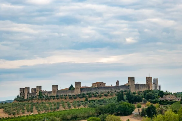 Küçük bir ortaçağ kasabası olan Monteriggioni, güneşli bir yaz gününde Francigena yolundan gökyüzüne yükselir.