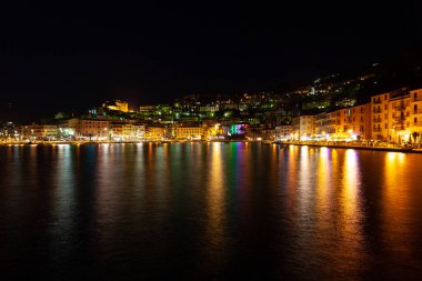 Porto Santo Stefano 'nun küçük romantik kasabası Monte Argentario, Toskana, İtalya