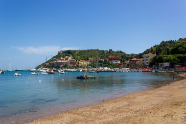 İtalya, Tuscany 'deki Monte Argentario' daki küçük Porto Ercole kasabası.