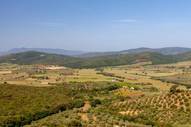 Küçük bir ortaçağ kasabasından Toskana manzarası Capalbio, Toskana, İtalya