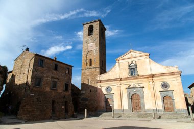 Küçük ortaçağ kasabasının ana kilise ve kulesi Civita di Bagnoregio, Lazio İtalya